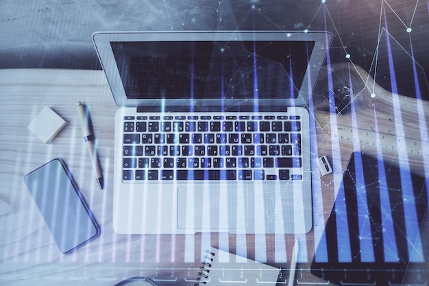 Doble exposición del gráfico de divisas y espacio de trabajo con computadora Concepto de comercio internacional en línea