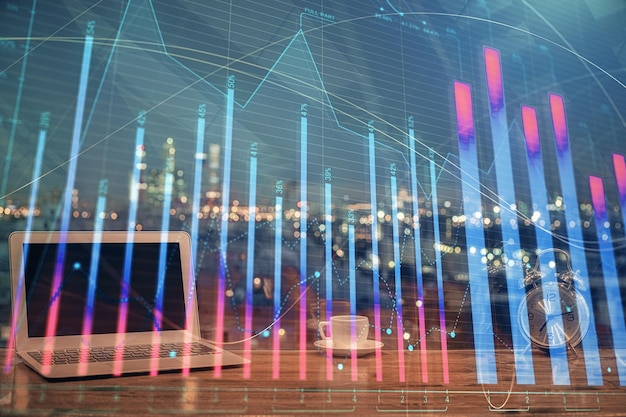 Doble exposición del gráfico de divisas y espacio de trabajo con computadora Concepto de comercio internacional en línea