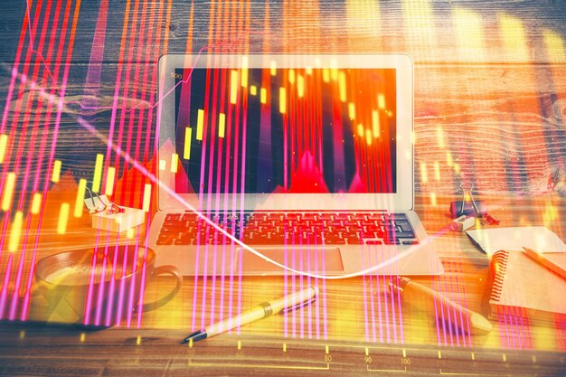 Doble exposición del gráfico de divisas y el espacio de trabajo con la computadora Concepto de comercio internacional en línea