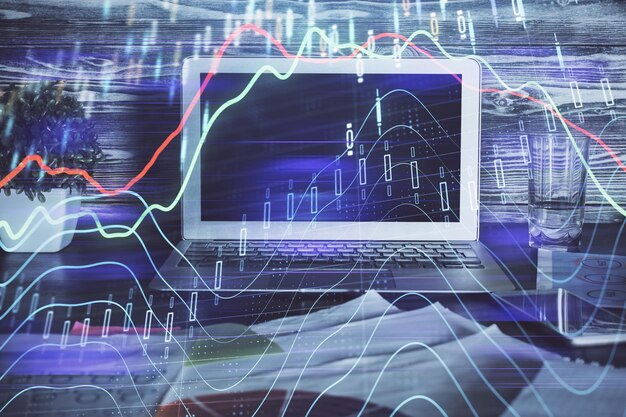 Doble exposición del gráfico de divisas y espacio de trabajo con computadora Concepto de comercio internacional en línea