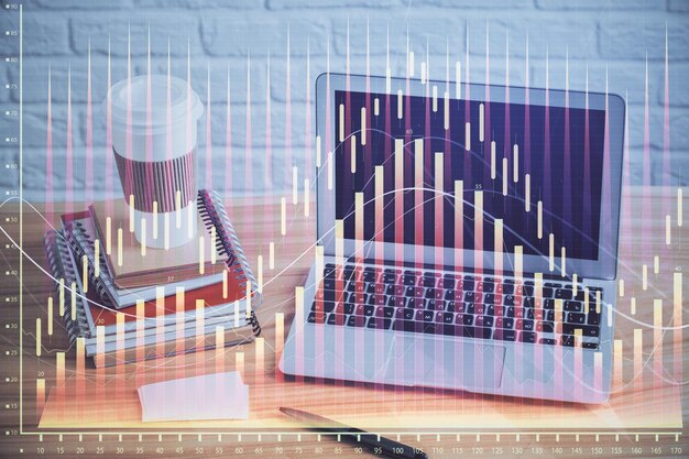 Doble exposición del gráfico de divisas y espacio de trabajo con computadora Concepto de comercio internacional en línea