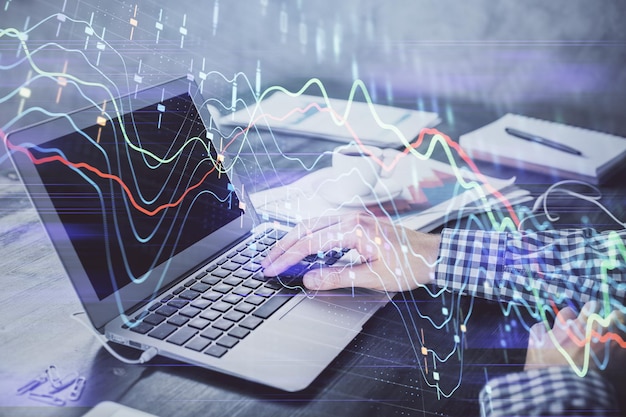 Doble exposición del gráfico de divisas con un hombre trabajando en la computadora en el fondo Concepto de análisis de mercado