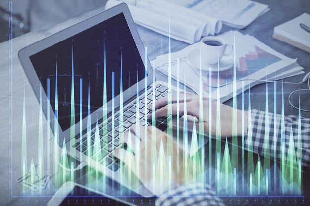 Doble exposición del gráfico de divisas con un hombre trabajando en la computadora en el fondo Concepto de análisis de mercado