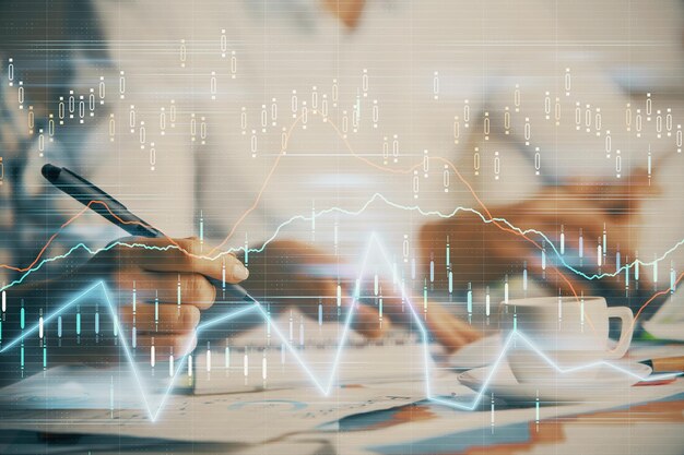 Doble exposición del gráfico de divisas sobre personas que toman notas de fondo Concepto de análisis financiero