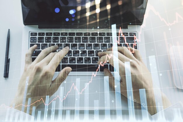 Doble exposición de un gráfico financiero creativo abstracto con escritura manual en el teclado de la computadora sobre investigación de antecedentes y concepto de estrategia