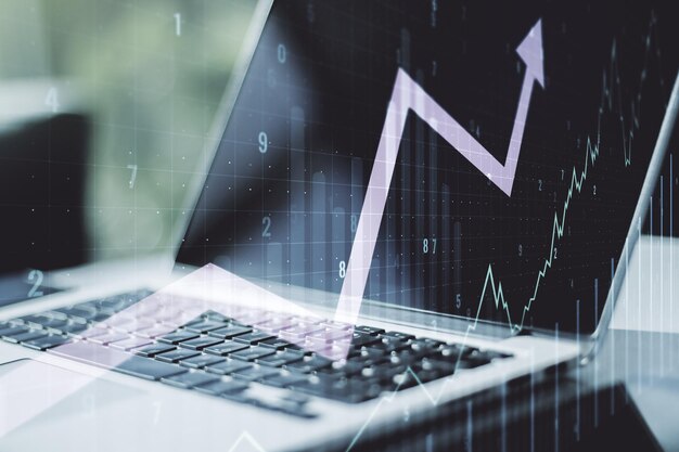 Doble exposición del gráfico financiero creativo abstracto con flecha hacia arriba en la investigación de fondo de la computadora portátil y el concepto de estrategia