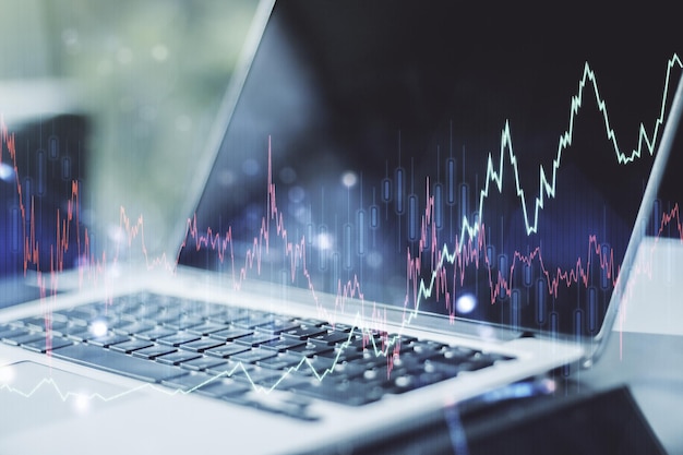 Doble exposición del gráfico financiero creativo abstracto en la investigación de fondo de la computadora portátil moderna y el concepto de estrategia
