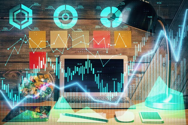 Doble exposición del gráfico forex y espacio de trabajo con computadora Concepto de comercio internacional en línea
