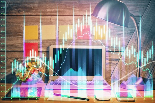 Doble exposición del gráfico forex y espacio de trabajo con computadora Concepto de comercio internacional en línea