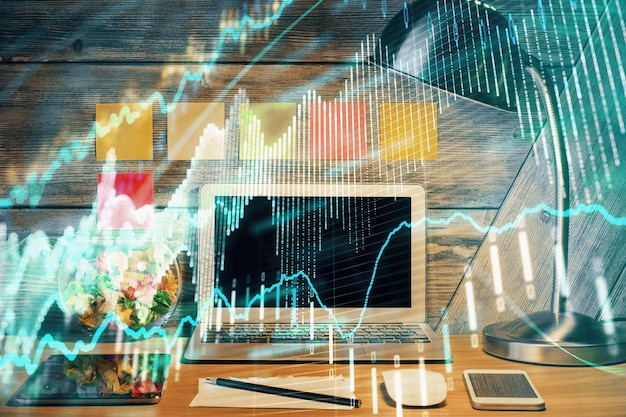 Doble exposición del gráfico forex y espacio de trabajo con computadora Concepto de comercio internacional en línea