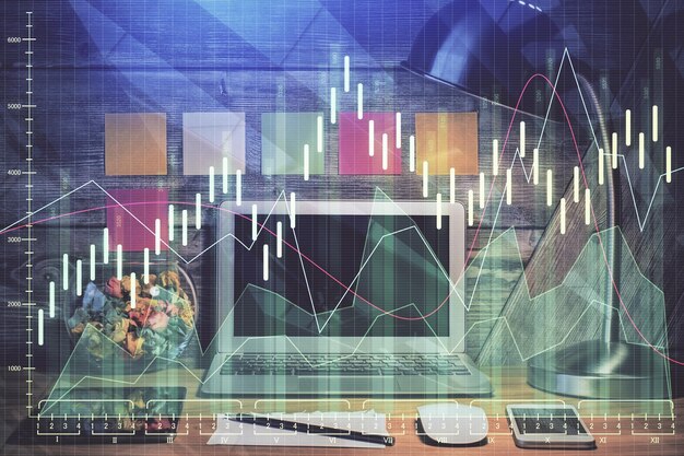 Doble exposición del gráfico forex y espacio de trabajo con computadora Concepto de comercio internacional en línea