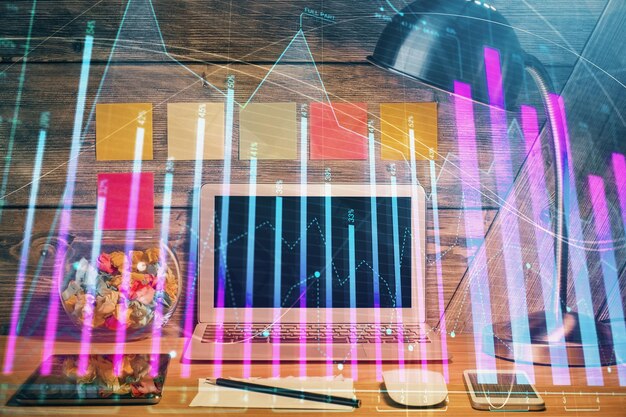 Doble exposición del gráfico forex y espacio de trabajo con computadora Concepto de comercio internacional en línea
