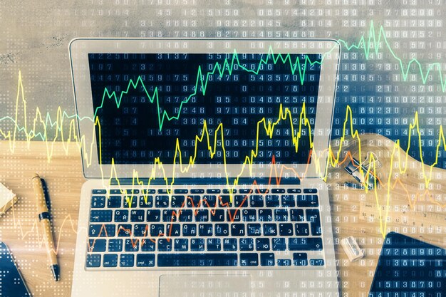 Doble exposición del gráfico forex y espacio de trabajo con computadora Concepto de comercio internacional en línea