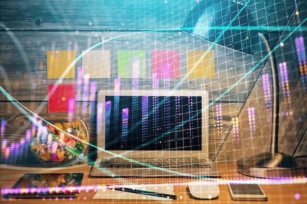 Doble exposición del gráfico forex y espacio de trabajo con computadora Concepto de comercio internacional en línea