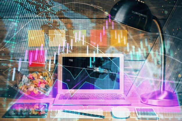 Doble exposición del gráfico forex y espacio de trabajo con computadora Concepto de comercio internacional en línea