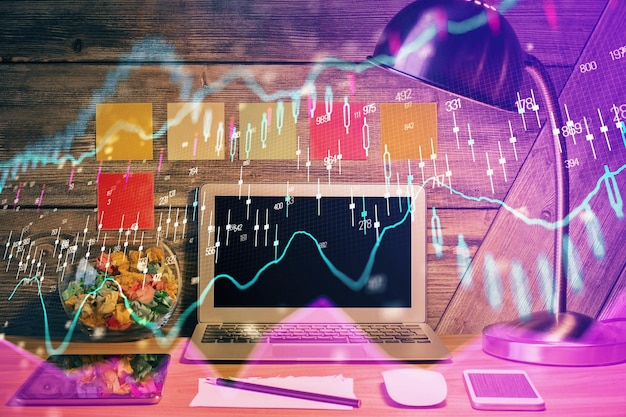 Doble exposición del gráfico forex y espacio de trabajo con computadora Concepto de comercio internacional en línea