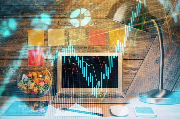 Doble exposición del gráfico forex y espacio de trabajo con computadora Concepto de comercio internacional en línea