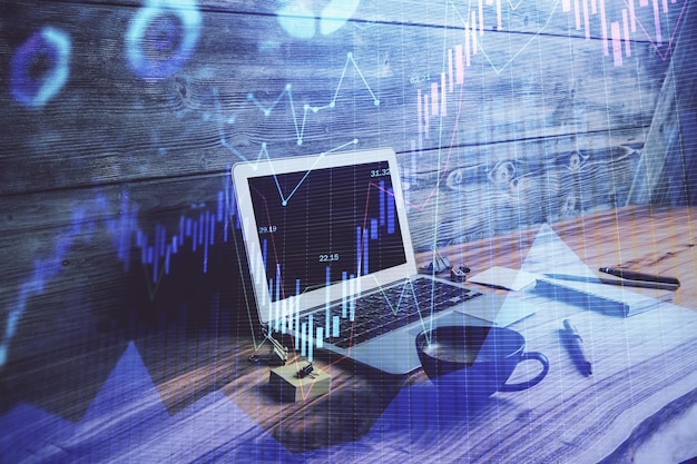 Doble exposición del gráfico forex y espacio de trabajo con computadora Concepto de comercio internacional en línea