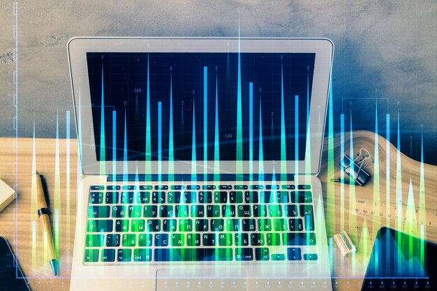 Doble exposición del gráfico forex y espacio de trabajo con computadora Concepto de comercio internacional en línea