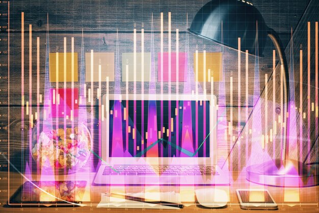 Doble exposición del gráfico forex y espacio de trabajo con computadora Concepto de comercio internacional en línea