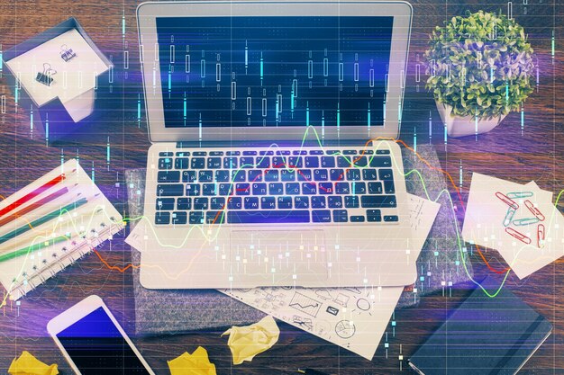 Doble exposición del gráfico forex y espacio de trabajo con computadora Concepto de comercio internacional en línea