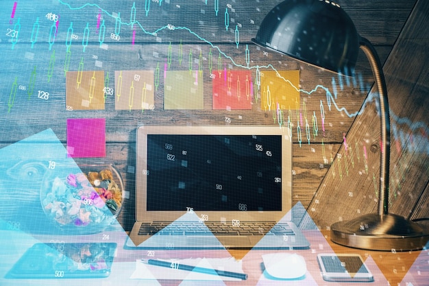 Doble exposición del gráfico forex y espacio de trabajo con computadora Concepto de comercio internacional en línea