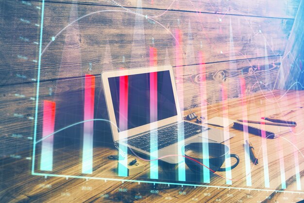 Doble exposición del gráfico forex y espacio de trabajo con computadora Concepto de comercio internacional en línea