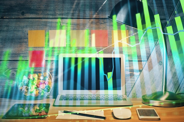 Doble exposición del gráfico forex y espacio de trabajo con computadora Concepto de comercio internacional en línea