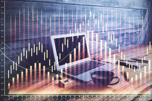 Doble exposición del gráfico forex y espacio de trabajo con computadora Concepto de comercio internacional en línea