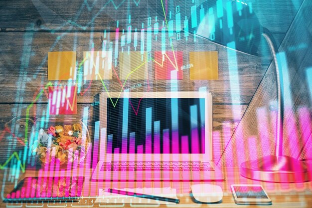Doble exposición del gráfico forex y espacio de trabajo con computadora Concepto de comercio internacional en línea