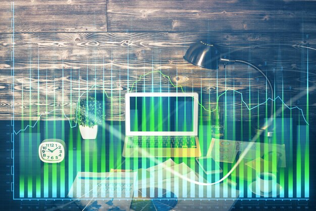 Doble exposición del gráfico forex y espacio de trabajo con computadora Concepto de comercio internacional en línea