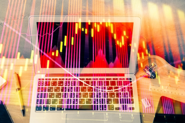 Doble exposición del gráfico forex y espacio de trabajo con computadora Concepto de comercio internacional en línea