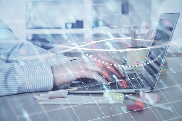 Doble exposición del gráfico del mercado de valores con un hombre trabajando en una computadora portátil en el fondo Concepto de análisis financiero