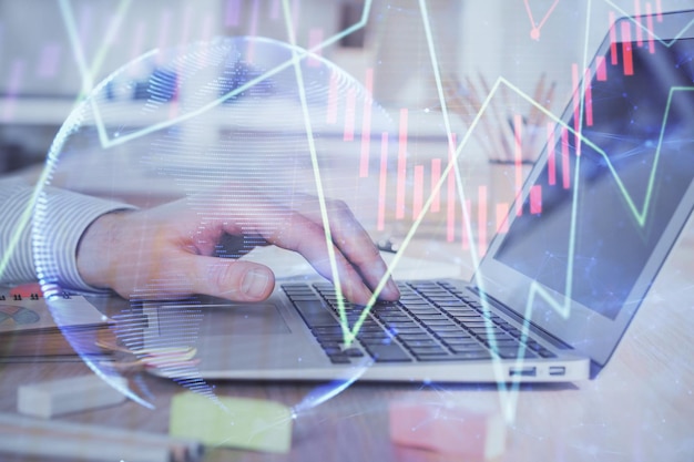 Doble exposición del gráfico del mercado de valores con un hombre trabajando en una computadora portátil en el fondo Concepto de análisis financiero