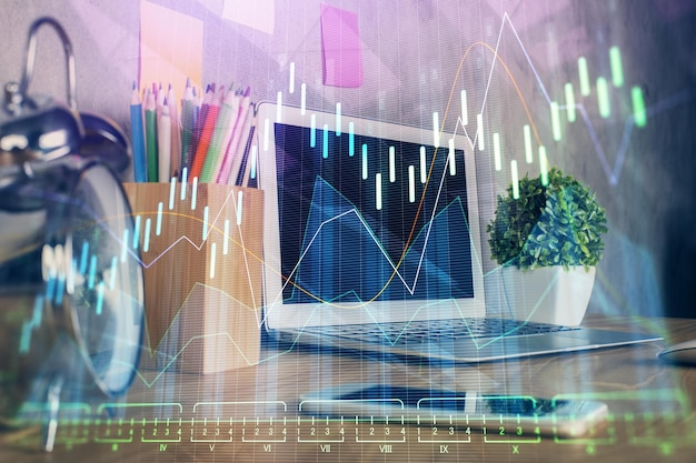 Doble exposición de gráficos e información financiera y espacio de trabajo con fondo informático Concepto de comercio internacional en línea