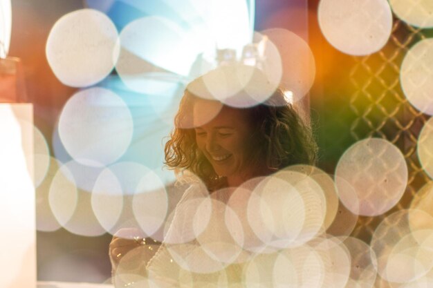 Foto doble exposición de una hermosa mujer sonriente con un destello de lente