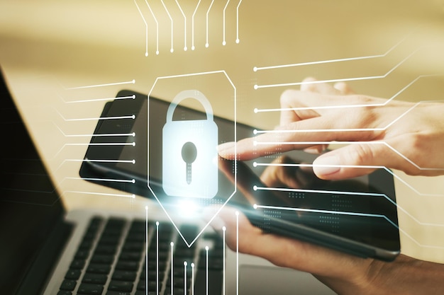 Doble exposición de holograma de bloqueo creativo con chip y con clics de dedos en una tableta digital en segundo plano Concepto de seguridad de la información