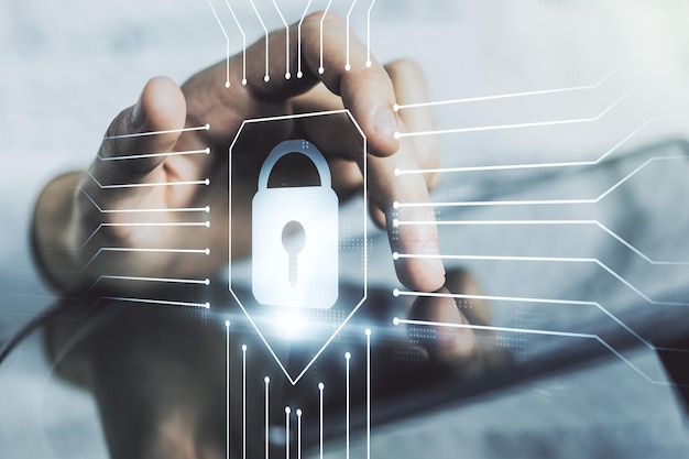 Doble exposición de holograma de bloqueo creativo con chip y con clics de dedos en una tableta digital en segundo plano Concepto de seguridad de la información