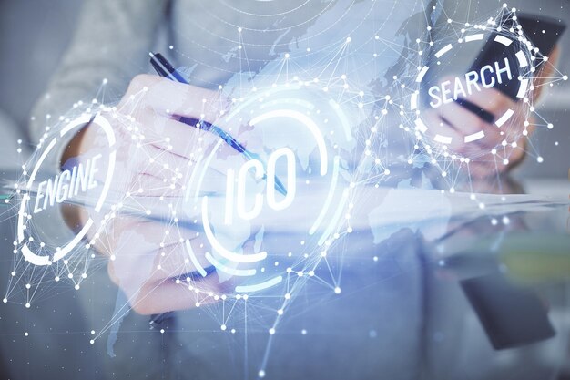 Doble exposición del holograma de boceto empresarial blockchain y una mujer sosteniendo y usando un dispositivo móvil