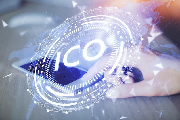 Doble exposición del holograma de boceto empresarial blockchain y una mujer sosteniendo y usando un dispositivo móvil