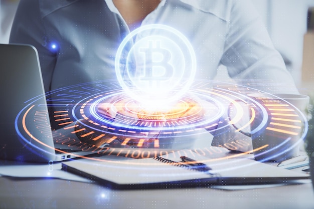 Doble exposición del holograma de boceto empresarial blockchain y una mujer sosteniendo y usando un dispositivo móvil