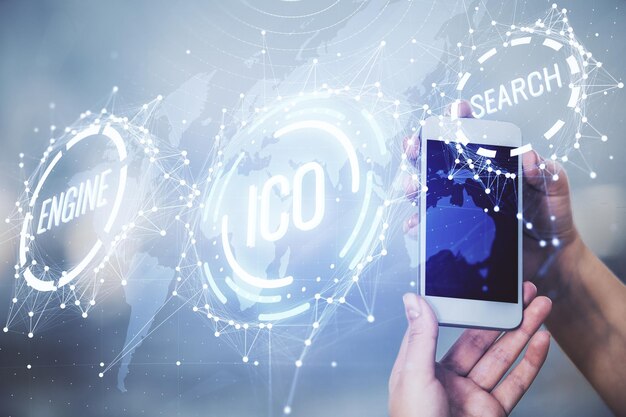 Doble exposición del holograma de boceto empresarial blockchain y una mujer sosteniendo y usando un dispositivo móvil