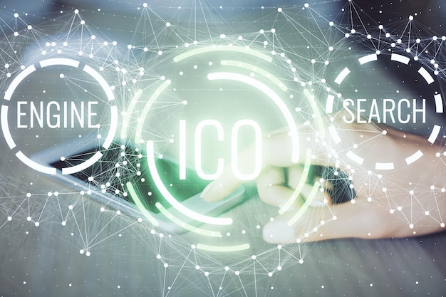 Doble exposición del holograma de boceto empresarial blockchain y una mujer sosteniendo y usando un dispositivo móvil