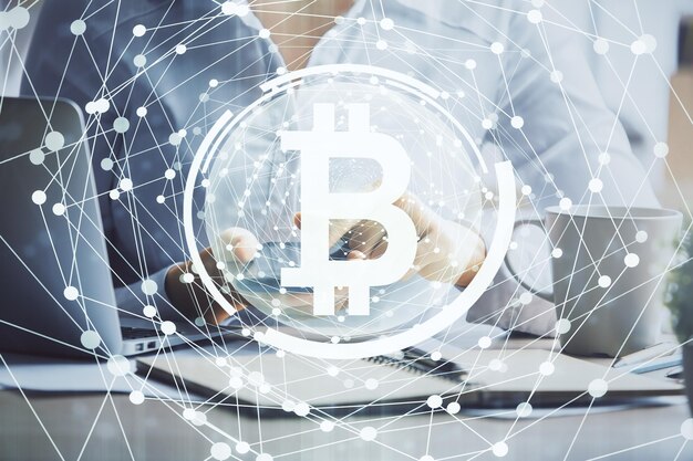 Doble exposición del holograma de boceto empresarial blockchain y una mujer sosteniendo y usando un dispositivo móvil