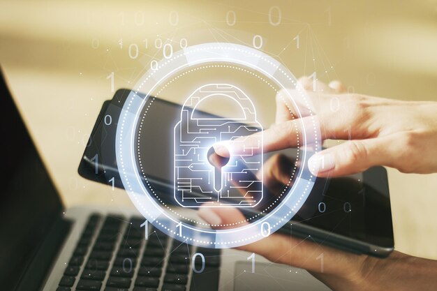 Foto doble exposición del holograma de cerradura creativa con chip y con clics de dedos en una tableta digital en el fondo concepto de seguridad de la información