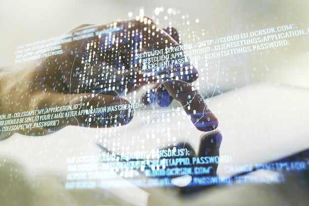 Doble exposición del holograma del cráneo del código creativo y clics con los dedos en una tableta digital en el fondo Concepto de malware y delitos cibernéticos