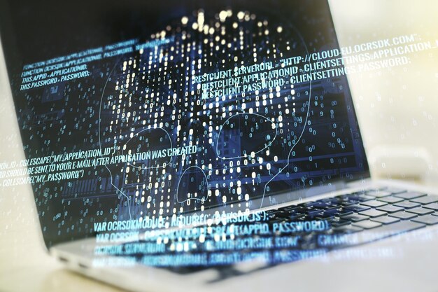 Doble exposición del holograma del cráneo del código creativo en el fondo del portátil Concepto de malware y delincuencia cibernética