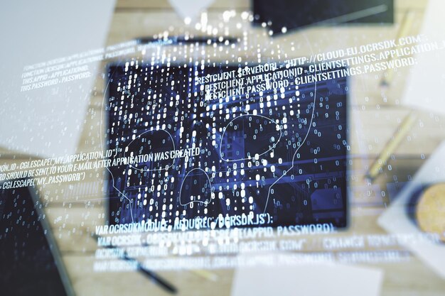 Doble exposición del holograma del cráneo del código creativo y la tableta digital en la vista superior de fondo Concepto de malware y delitos cibernéticos