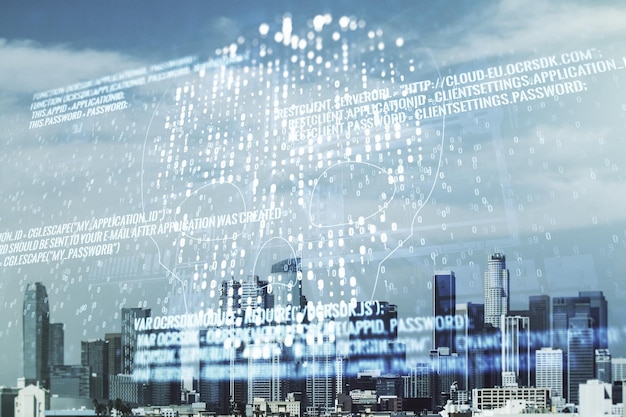 Doble exposición del holograma del cráneo del código creativo virtual abstracto en el fondo de los rascacielos de la ciudad de Los Ángeles Concepto de malware y ciberdelincuencia