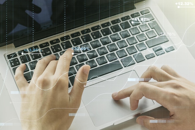 Doble exposición del holograma de datos de estadísticas creativas abstractas con las manos escribiendo en la computadora portátil en análisis de fondo y concepto de pronóstico